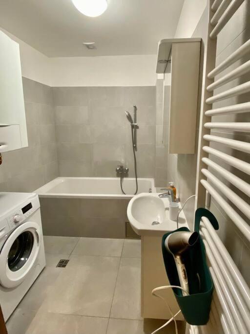 Апартаменты Spacious 2br 6min From Castle! *