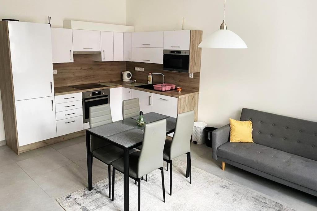 Spacious 2br 6min From Castle! Апартаменты